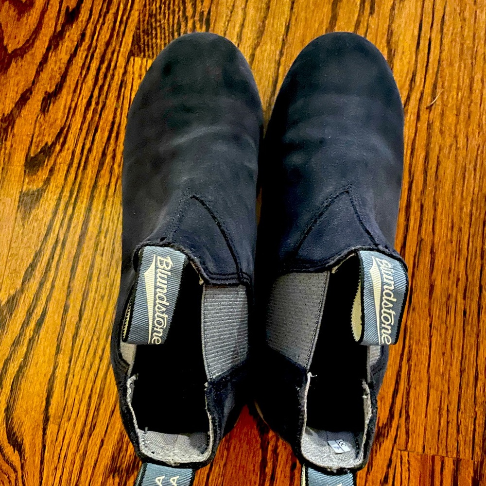 Navy Blundstone Chelsea boots